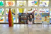 「MXグランプリ~異端芸人決定戦~」が“広告ジャック”したゆいレール那覇空港駅