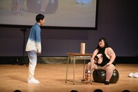 バランスボールに乗ってジェンガをしようとするオダウエダ植田（右）