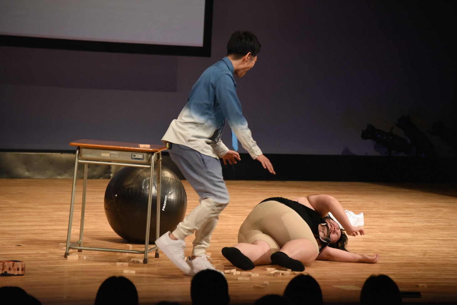 ジェンガをぶちまけながら転倒するオダウエダ植田（右）