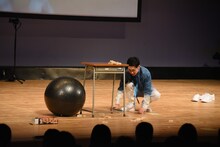 オダウエダ植田が散らかしたステージ上を片付けるトンツカタン森本