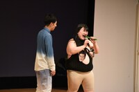 音を立てずにキュウリを噛めるというオダウエダ植田（右）