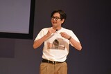 戒めのため、ホコリを食べている瞬間の自分をTシャツにしてきたという東京ホテイソンたける