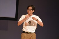 戒めのため、ホコリを食べている瞬間の自分をTシャツにしてきたという東京ホテイソンたける
