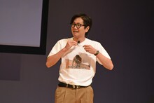 戒めのため、ホコリを食べている瞬間の自分をTシャツにしてきたという東京ホテイソンたける