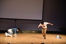 スタッフとの連携がうまくとれず地団太を踏む東京ホテイソンたける（右）