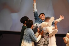 胴上げされるトンツカタン森本。フィナーレの雰囲気が漂ったが、実際はまだ中盤だった