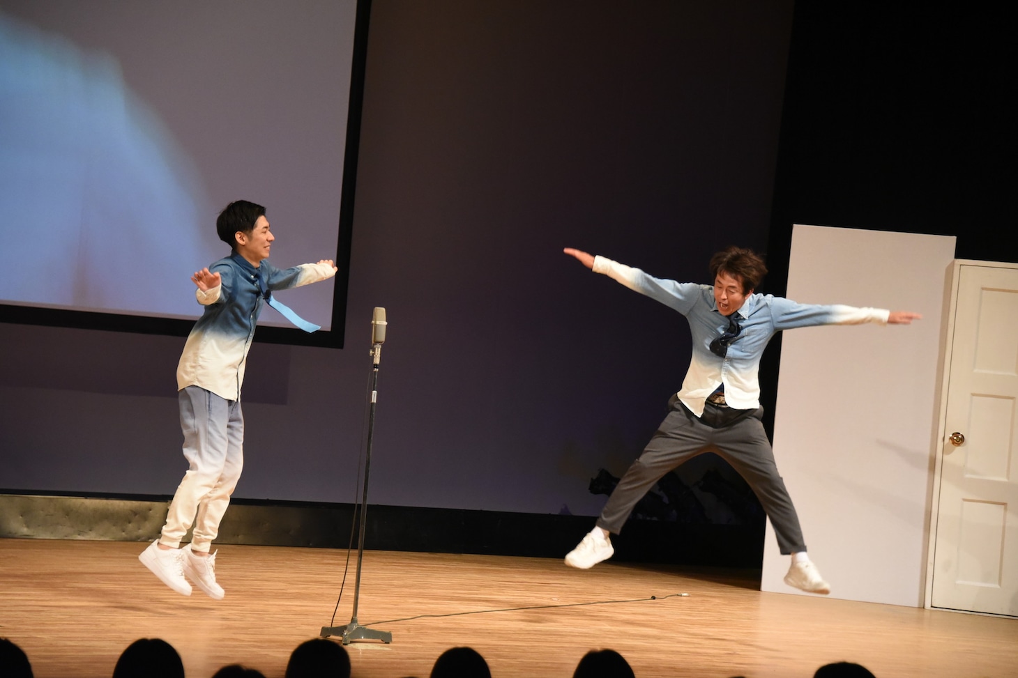 やることがなくなり飛び跳ねる（左から）トンツカタン森本、ネプチューン堀内
