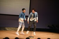 やることがなくなり飛び跳ねる（左から）トンツカタン森本、ネプチューン堀内