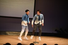 やることがなくなり飛び跳ねる（左から）トンツカタン森本、ネプチューン堀内