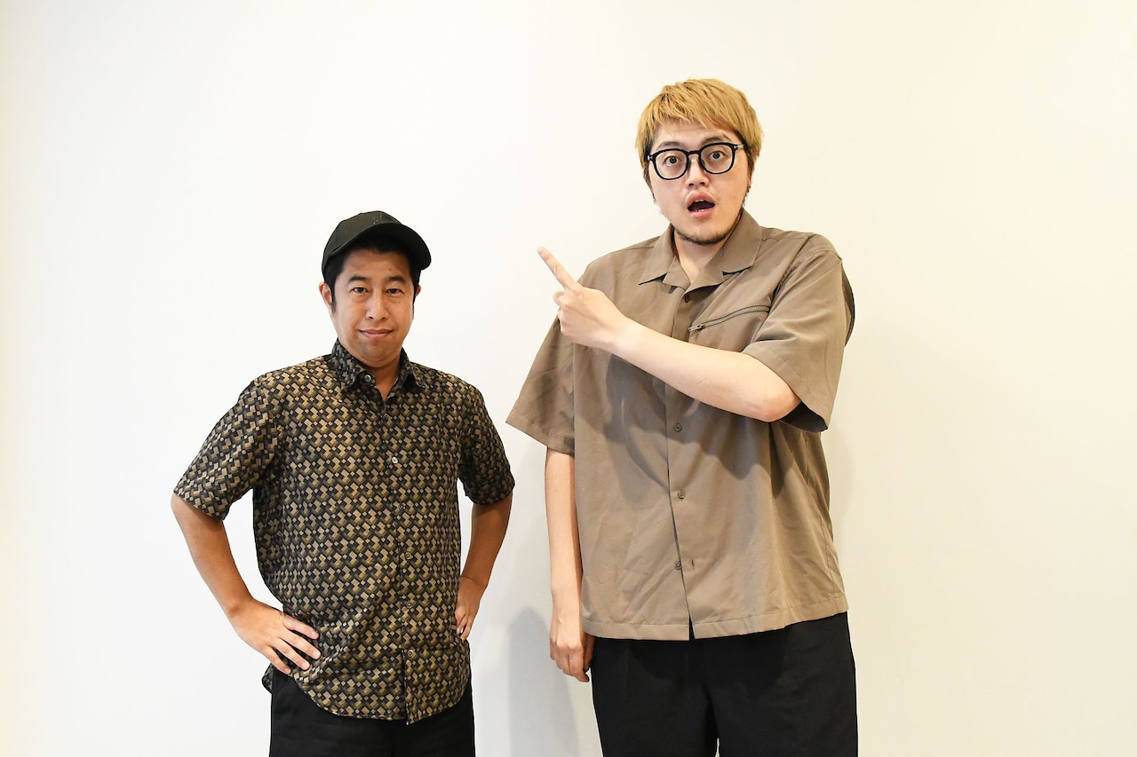 ニューエラ×ウエストランド「ぶちラジ」コラボキャップを着用するウエストランド井口と、飯塚大悟