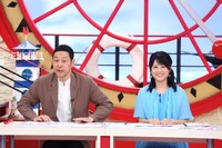 左から東野幸治、中島めぐみアナウンサー