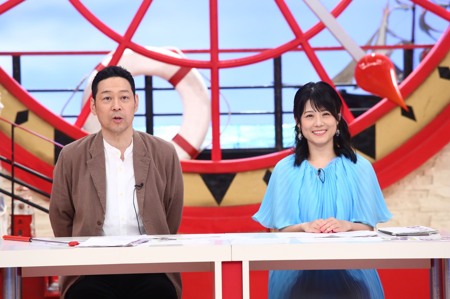 左から東野幸治、中島めぐみアナウンサー
