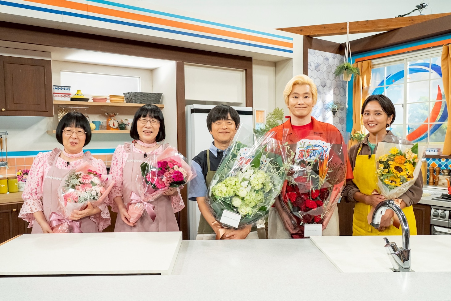 「家事ヤロウ!!!」最終回に出演する（左から）阿佐ヶ谷姉妹、バカリズム、メイプル超合金カズレーザー、和田明日香