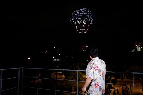 ドローンのくるまと、ケムリ本人