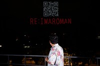 ドローンショーでの重大発表を見届けるケムリ