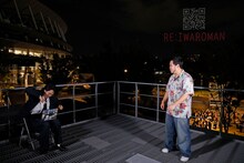 ノートパソコンでドローンを操っているかのように振る舞うくるま（左）