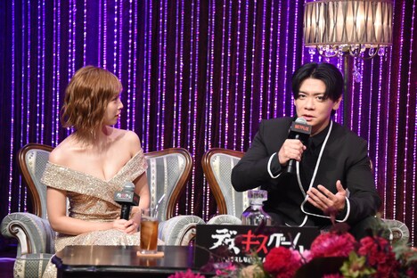 左から紗倉まな、マヂカルラブリー・野田クリスタル