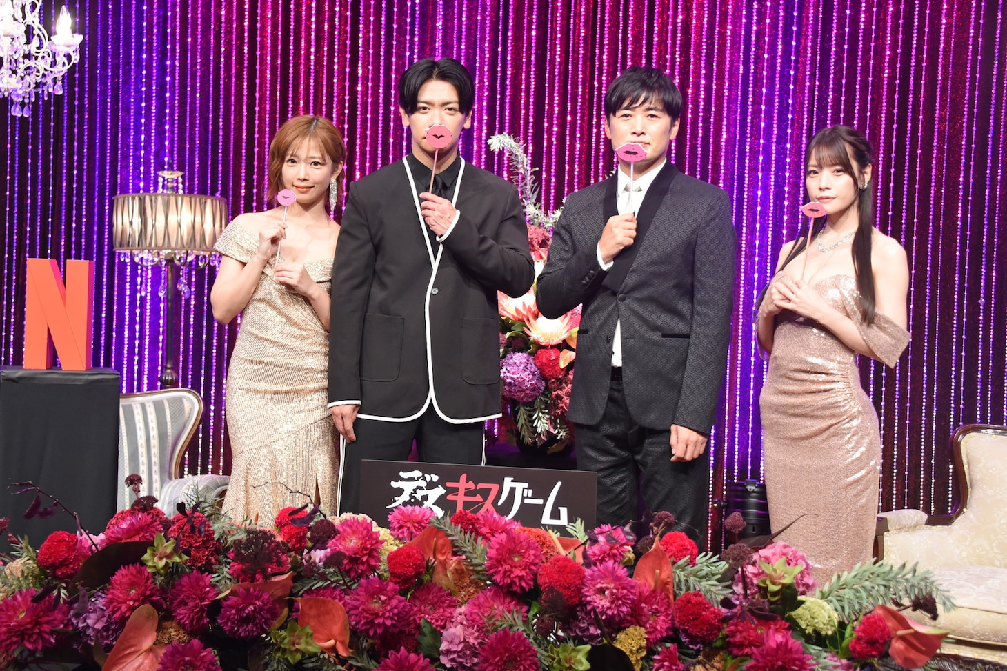 左から紗倉まな、マヂカルラブリー・野田クリスタル、劇団ひとり、八木奈々