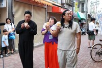 左からレイザーラモンRG、森三中・黒沢、ロバート秋山