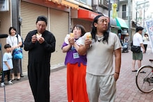 左からレイザーラモンRG、森三中・黒沢、ロバート秋山