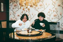 転転飯店。左から中村亮太、平山犬