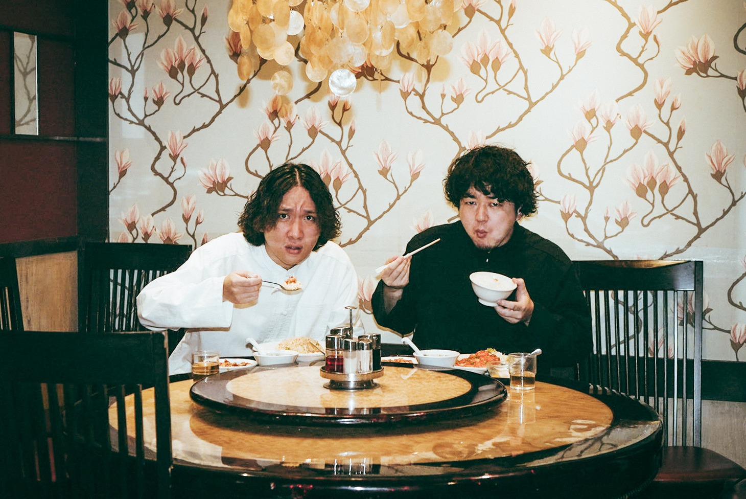 転転飯店。左から中村亮太、平山犬