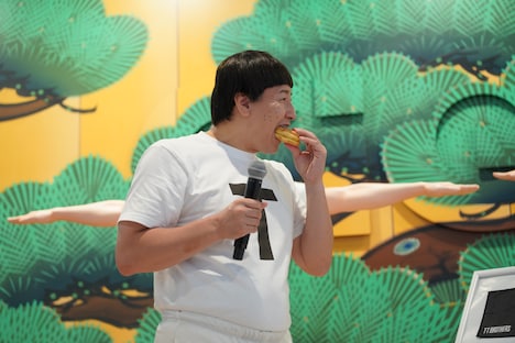 “TT兄弟コラボ焼き”を食べるTT兄弟たけし（チョコレートプラネット長田）