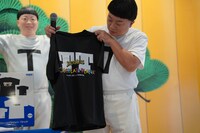 TT兄弟のTシャツを紹介するTT兄弟てるお（チョコレートプラネット松尾）