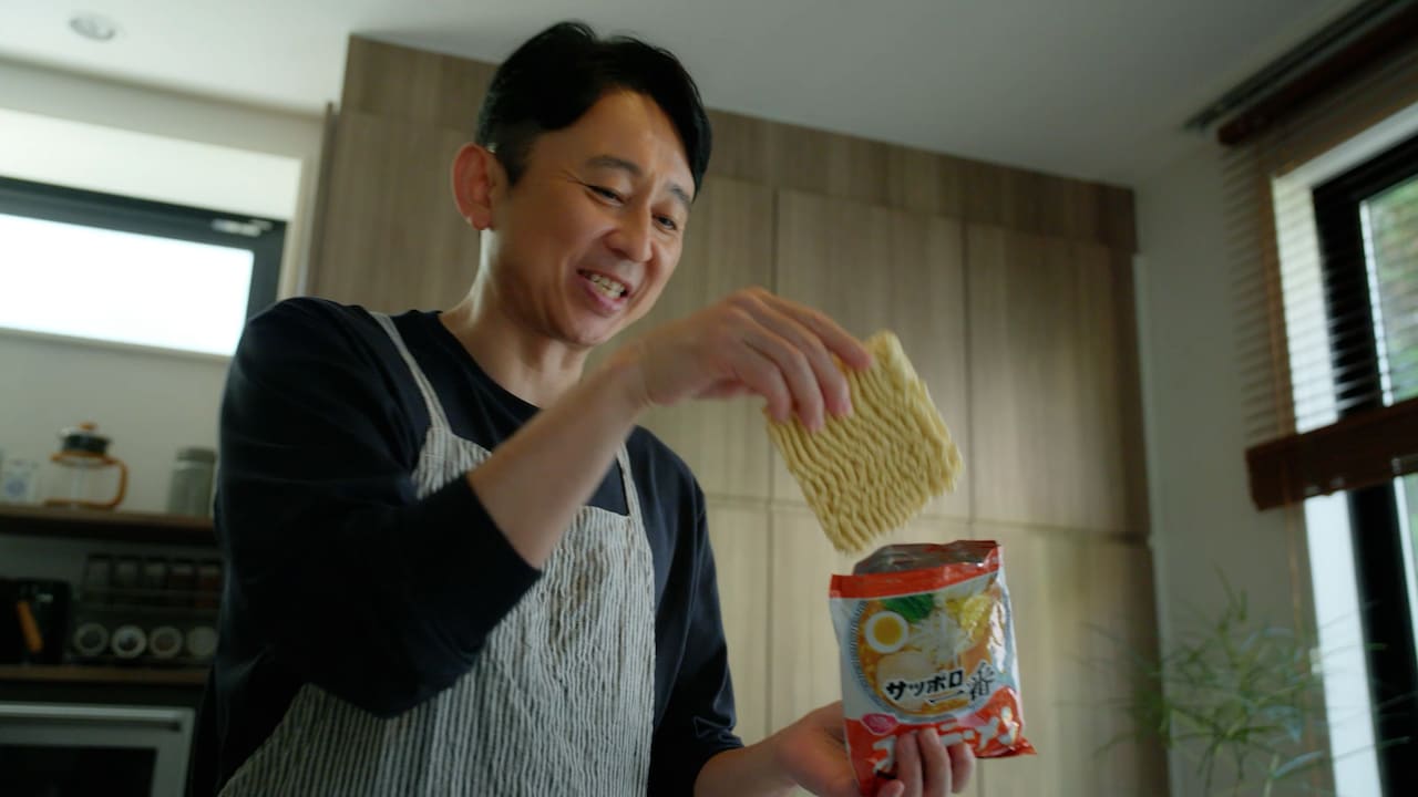 「サッポロ一番」の新テレビCMに出演する有吉弘行