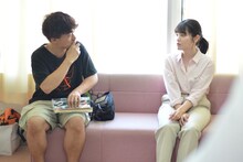 「ミーツ・ザ・ワールド」メイキング写真より、加藤千尋（右）