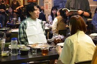 「ミーツ・ザ・ワールド」メイキング写真より、令和ロマンくるま