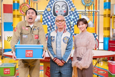 「所さんお届けモノです！」に出演する（左から）アンガールズ田中、所ジョージ、岡崎紗絵 ©MBS