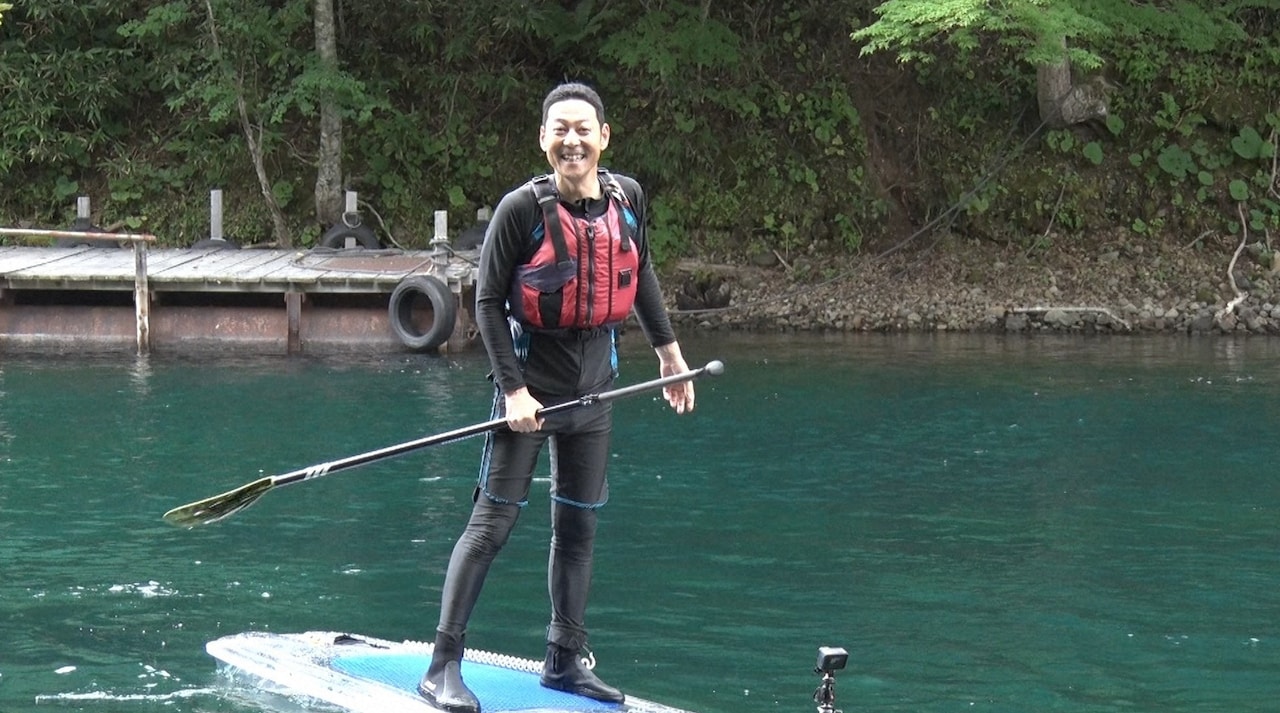 北海道の支笏湖で水上アクティビティに臨む東野幸治