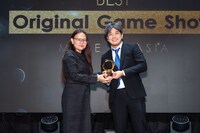 トロフィーを受け取る吉川真一朗プロデューサー（右）