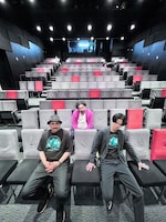 デニス（前列）と千葉龍ディレクター（後列）