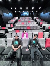 デニス（前列）と千葉龍ディレクター（後列）