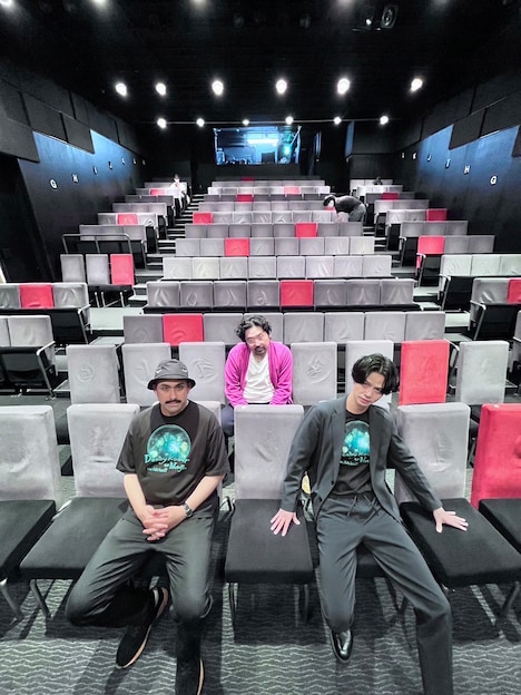 デニス（前列）と千葉龍ディレクター（後列）