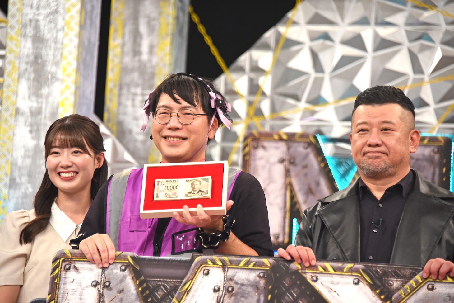 左から田中陽南アナウンサー、ケンドーコバヤシ、