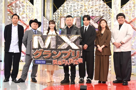 左からチュートリアル徳井、ハリウッドザコシショウ、田中陽南アナウンサー、池城どんぐし、ケンドーコバヤシ、マヂカルラブリー・野田クリスタル、ヒコロヒー、マヂカルラブリー村上