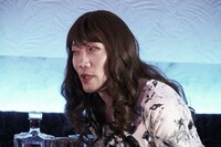 「THE オリバーな犬、(Gosh!!)このヤロウ MOVIE」より、男性ブランコ平井扮するホステスのひらり