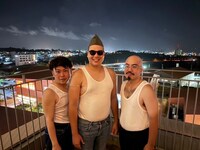 クリス（中央）