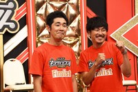 笑いをこらえきれず挑発的な表情が崩れるしずる池田