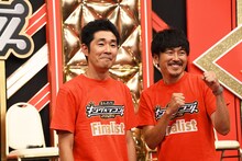 笑いをこらえきれず挑発的な表情が崩れるしずる池田