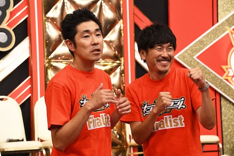 しずる。池田(左)は挑発的な表情