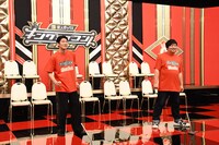 距離を空けるロングコートダディ