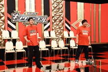 距離を空けるロングコートダディ