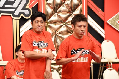 うるとらブギーズ。佐々木の「サ」、八木の「八」のポーズ