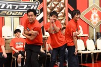 南海キャンディーズのポーズを決めるや団