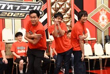 南海キャンディーズのポーズを決めるや団