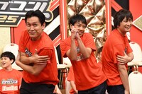 南海キャンディーズの登場ポーズを再現するや団